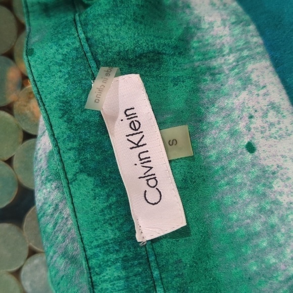 Small, super soft and comfortable Calvin Klein button down - Picture 7 of 8